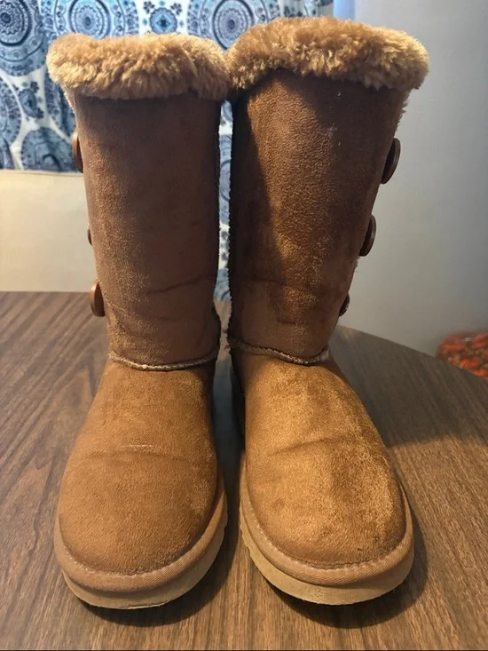 UGG Size 7 Australia Bailey Button Triplet Boots Chestnut Suede Sheepskin - Picture 2 of 7